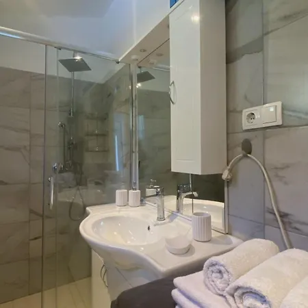 Luxury With Swimming Pool Lovran
